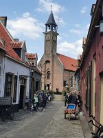 Die Hochzeitsgesellschaft wartet auf das Brautpaar im Zuiderssemuseum, Enkhuizen