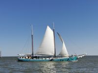 Neben uns navigiert ein schickes Segelboot