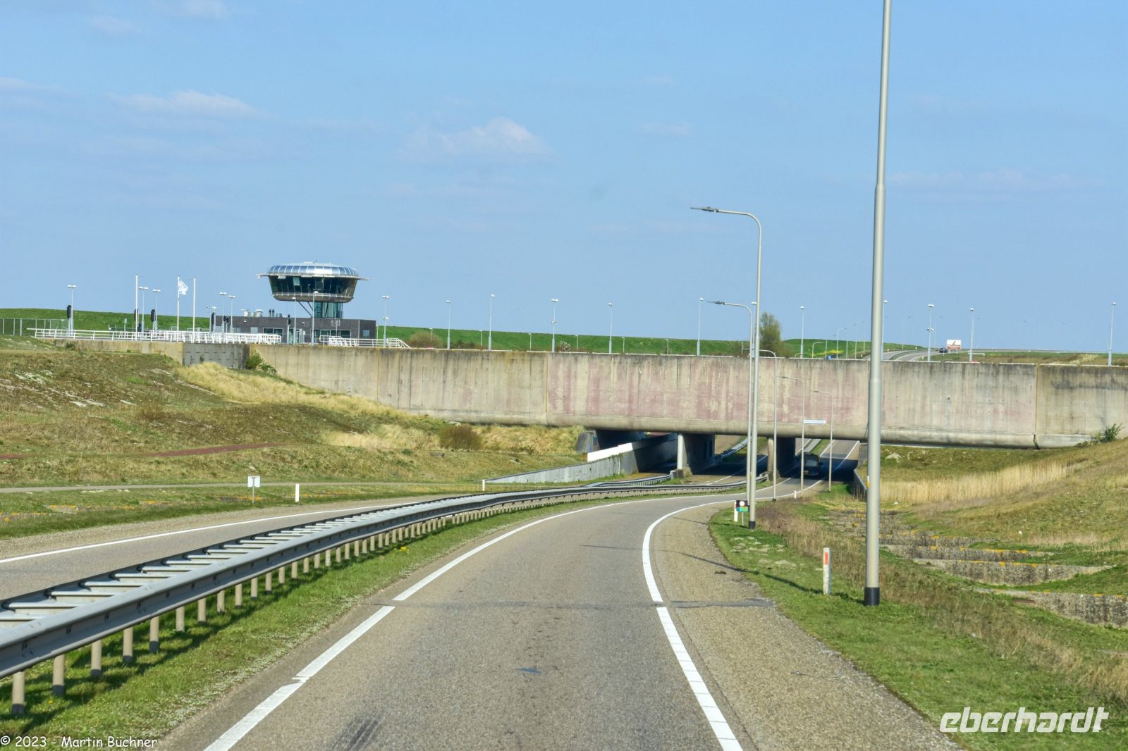 Naviduct - Eine Schleuse als Brücke erbaut unter der die Straße hindurch geführt wird, um Schiffen höhenunbegrenzt die Durchfahrt zu ermöglichen