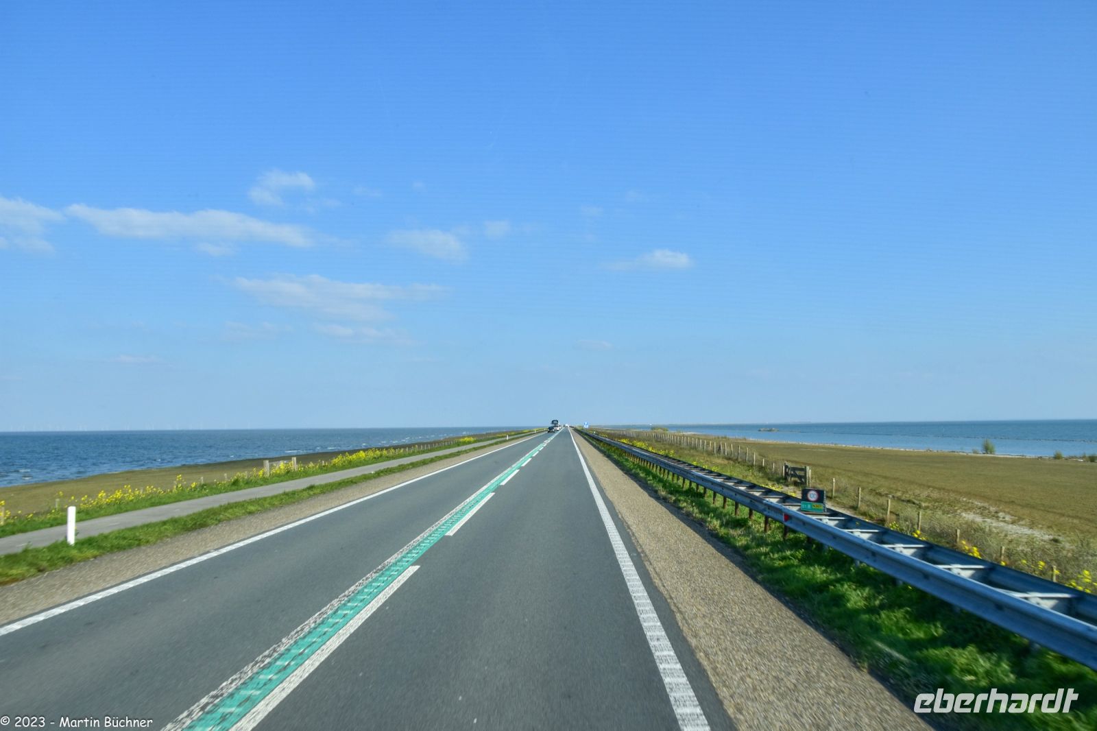  Markerdamm - trennt IJsselmeer (links) vom Markermeer (rechts) (28 km lang) - beides Süßwasser 