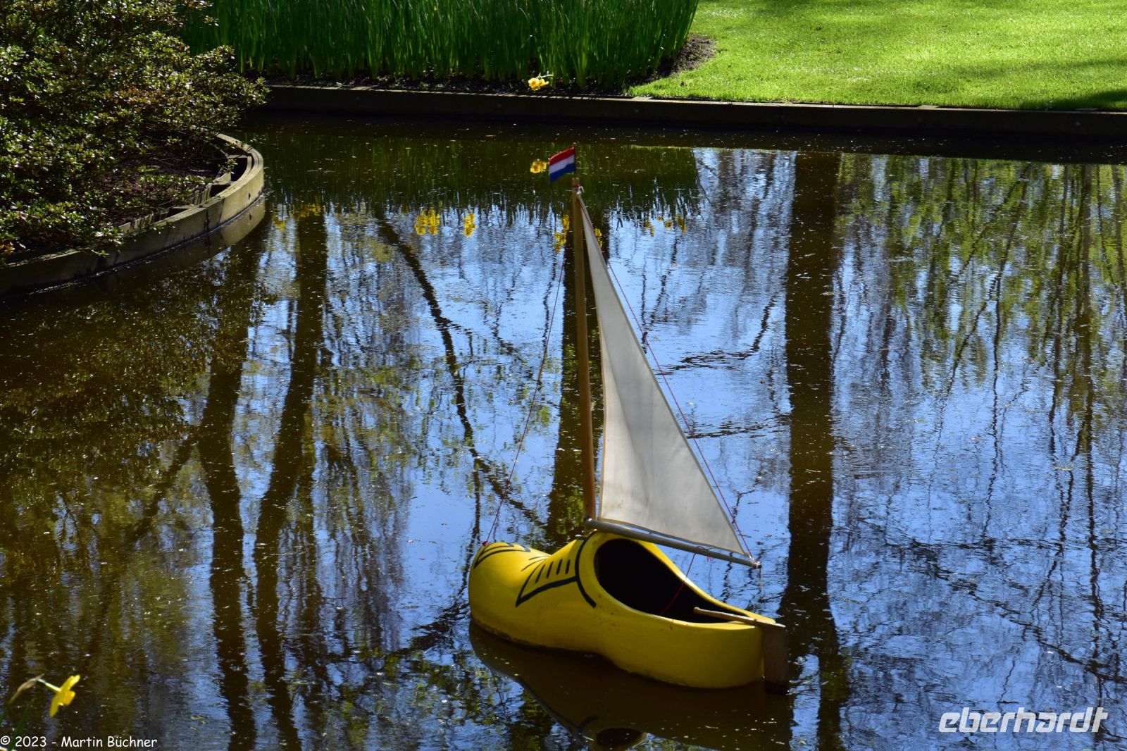 Tulpenblüte im Keukenhof - Holzschuh - Segelboot