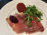 Kartoffel-Estragon-Salat mit Coburger Schinken und Preiselbeerkompott