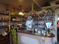 ...mit typischen Angeboten im Laden