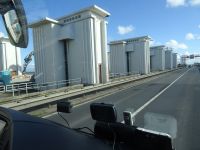 ... mit gewaltigen Schleusentoren...