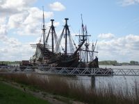 Lelystad mit Nachbau des Seglers 