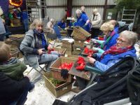 ... Junge und Ältere bringen die Blumen zum Aufstecken in Form...