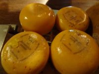 ... Käse mit Käsestempel der Hofproduktion...