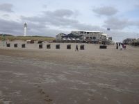 ... Küste mit Leuchtturm in Egmond ...