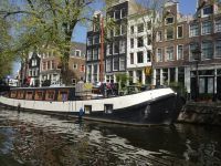 ... typisches Hausboot ...