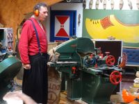 Simonehoeve - Holzschuhfertigung auf moderneren Maschinen ...