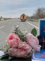 mit Blumen zu den Blumen