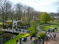 der Blick von der Mühle in den Park