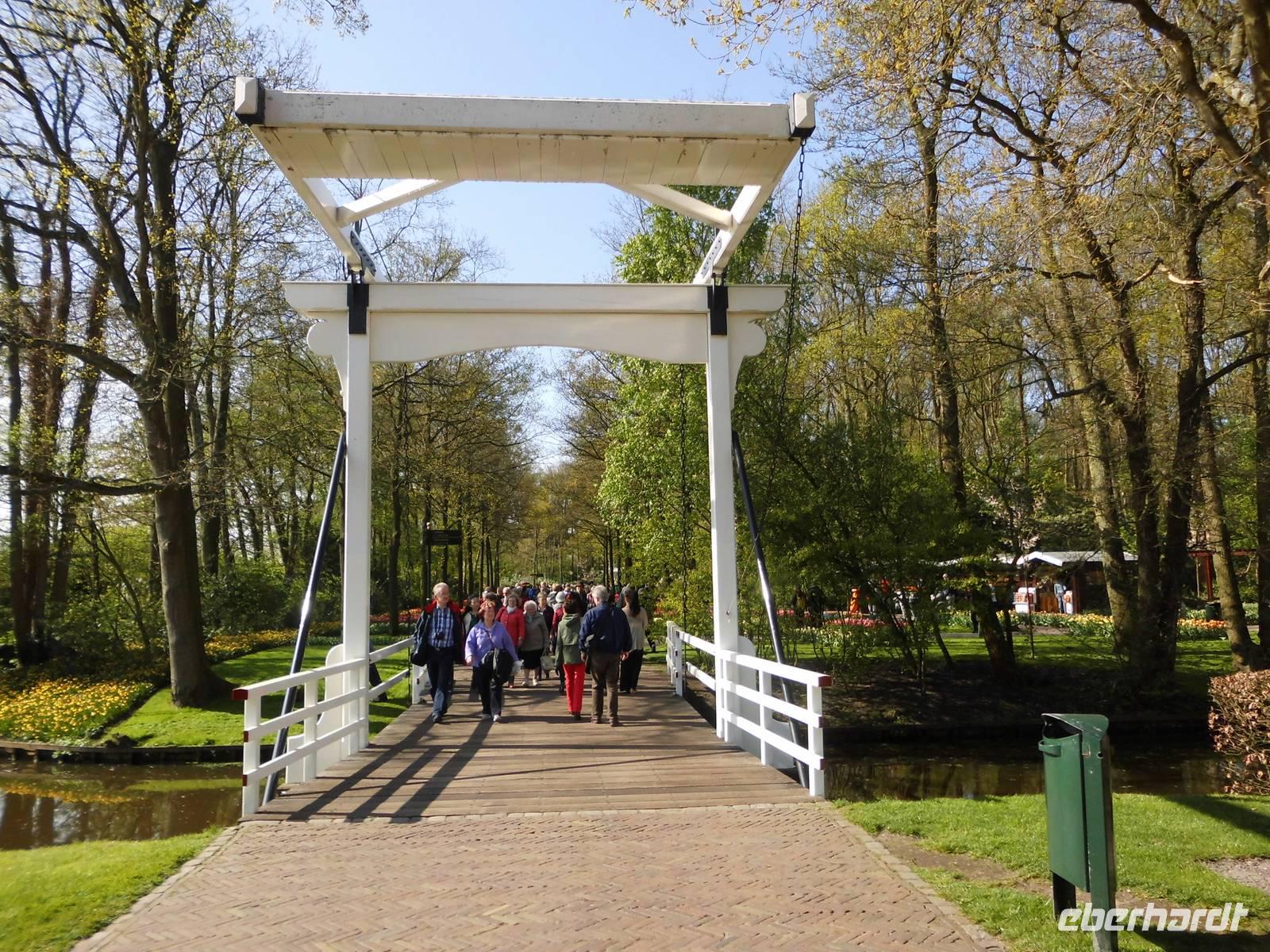 Typische Zugbrücke auf dem Weg zum Ausgang