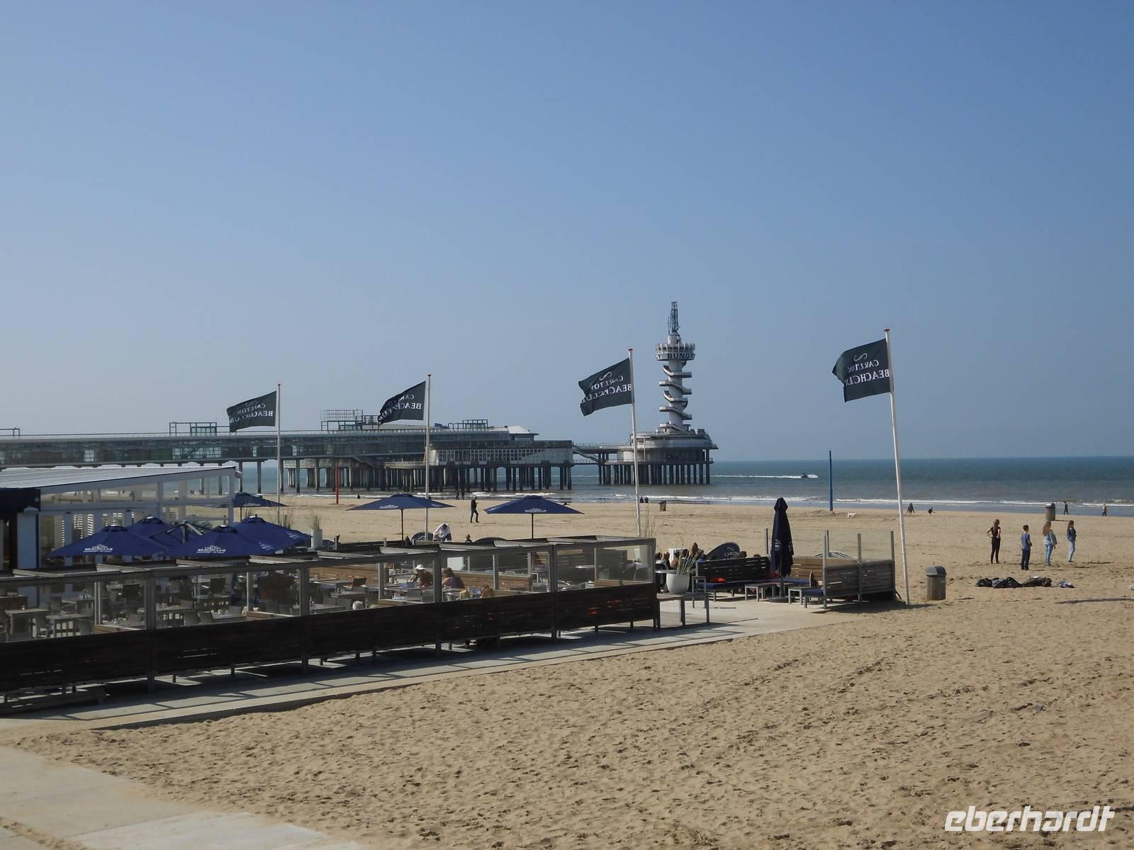 Strand von Scheveningen: Seebrücke mit Aussichtsturm