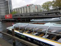 Grachtenboote und Fahrrad-Parkhaus