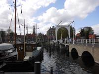 Der malerische Weg durch Enkhuizen zum Bahnhof führt über die alte Zugbrücke