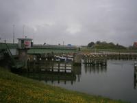 zahlreiche Schiffe befahren die Schleuse