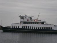 Urk, eine Fähre verläßt den Hafen