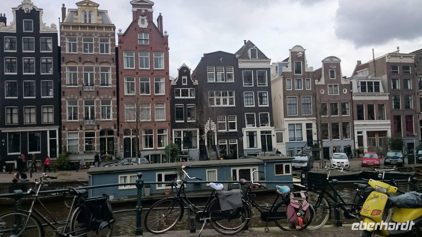 Schmale Häuser, Hausboote, Fahrräder, Grachten in Amsterdam