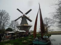 Mühle, Stände, Boot, Kanal auf dem Keukenhof