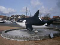Springbrunnen mit Orca-Wal im Hafen von Urk