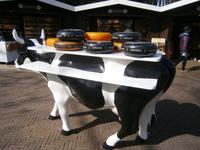 Das Markenzeichen der Niederlande, Kuh mit Käse auf dem Rücken