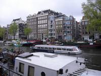 Grachtenboot auf Oude Schans in Amsterdam
