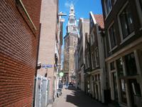 Amsterdam, typische Gasse mit Blick zur 