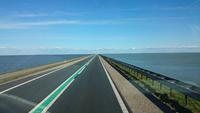 Auf dem Dam durchs Ijsselmeer nach Lelystad
