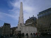 Das Nationaldenkmal ist 22 m. hoch und ist den Opfern des 2. Weltkrieges gewidmet