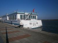 Flußkreuzfahrschiff im Hafen von Enkhuizen