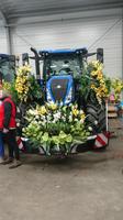 Geschmückte Zugmaschine zum Blumenkorsoaufbau