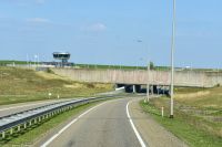 Naviduct - Eine Schleuse als Brücke erbaut unter der die Straße hindurch geführt wird, um Schiffen höhenunbegrenzt die Durchfahrt zu ermöglichen