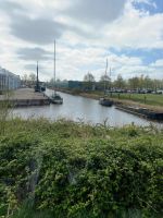 am Wasser entlang