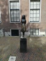 Rundgang Jordaan Viertel Anne Frank Statue