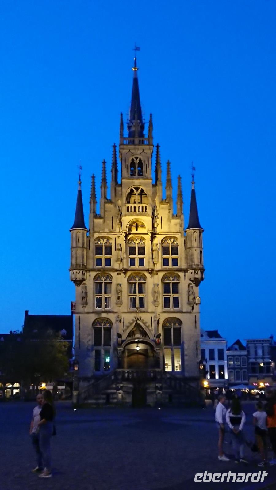 Das spektakuläre Rathaus von Godua zur Abendzeit