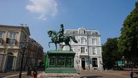 vor dem Königspalast in Den Haag