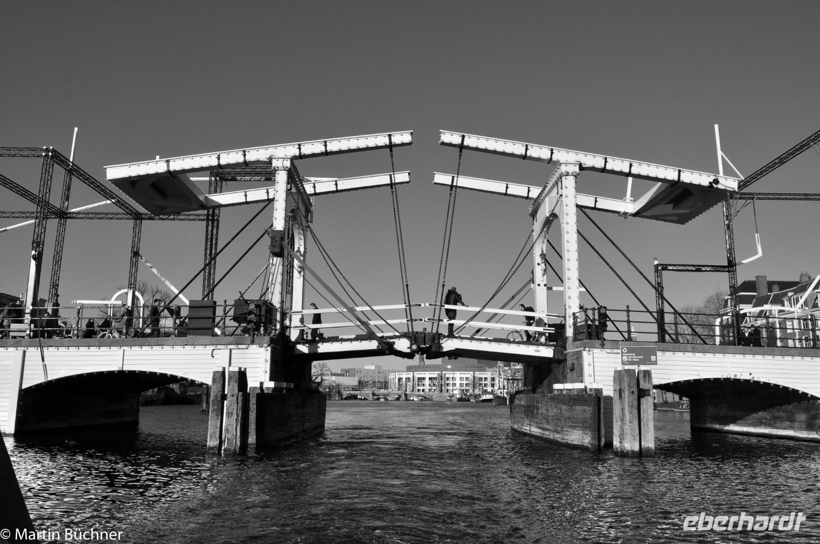 Grachtenrundfahrt in Amsterdam - Magere Brug - Älteste Holzbrücke Amsterdams