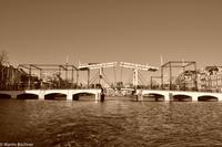 Grachtenrundfahrt in Amsterdam - Magere Brug - Älteste Holzbrücke Amsterdams