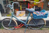 Ein bestricktes Fahrrad vor einem Wollladen in Amsterdam