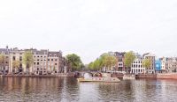 Blick auf die Grachten in Amsterdam mit Grachtenboot