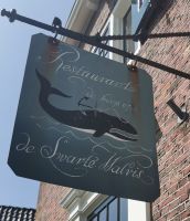 Unser Mittagsrestaurant hat den blumigen Namen: Die Hoffnung auf den schwarzen Walfisch