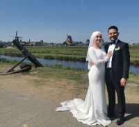 Dieses Brautpaar ist extra aus der Türkei angereist, um romantische Hochzeitsfotos zu haben, Zaanse Schans