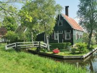 Noch bewohntes Haus auf einem Polder in Zaanse Schans