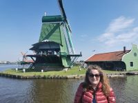 Reiseleiterin Simone vor einer Windmühle