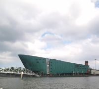 Nemo-Science Museum, wie ein riesiges Schiff liegt dieses Museum unweit des Amsterdamer Hauptbahnhofes