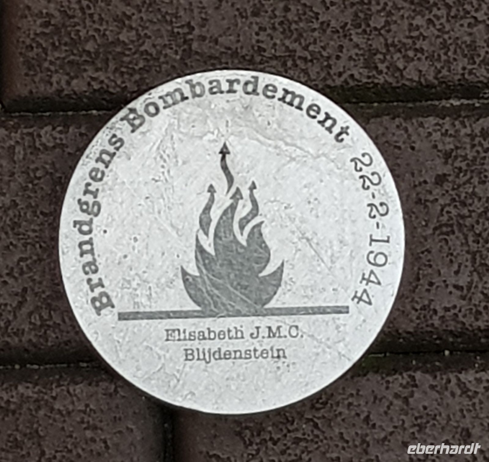 Nijmegen - Wegmarkierung mit dem Hinweis zur Brandgrenze 1944.jpg