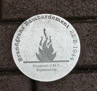 Nijmegen - Wegmarkierung mit dem Hinweis zur Brandgrenze 1944.jpg