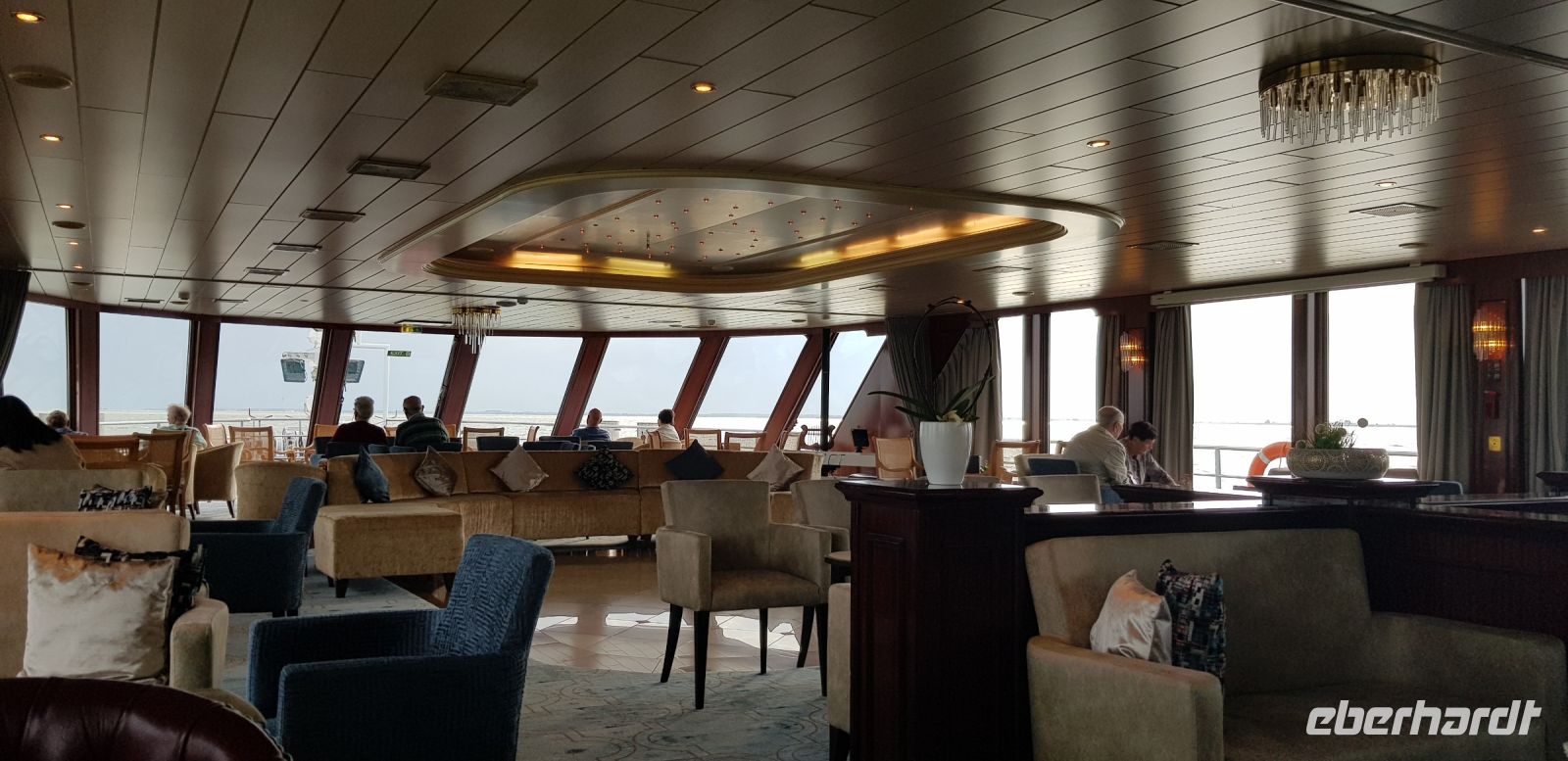 MS Aurora - Salon und Bar.jpg