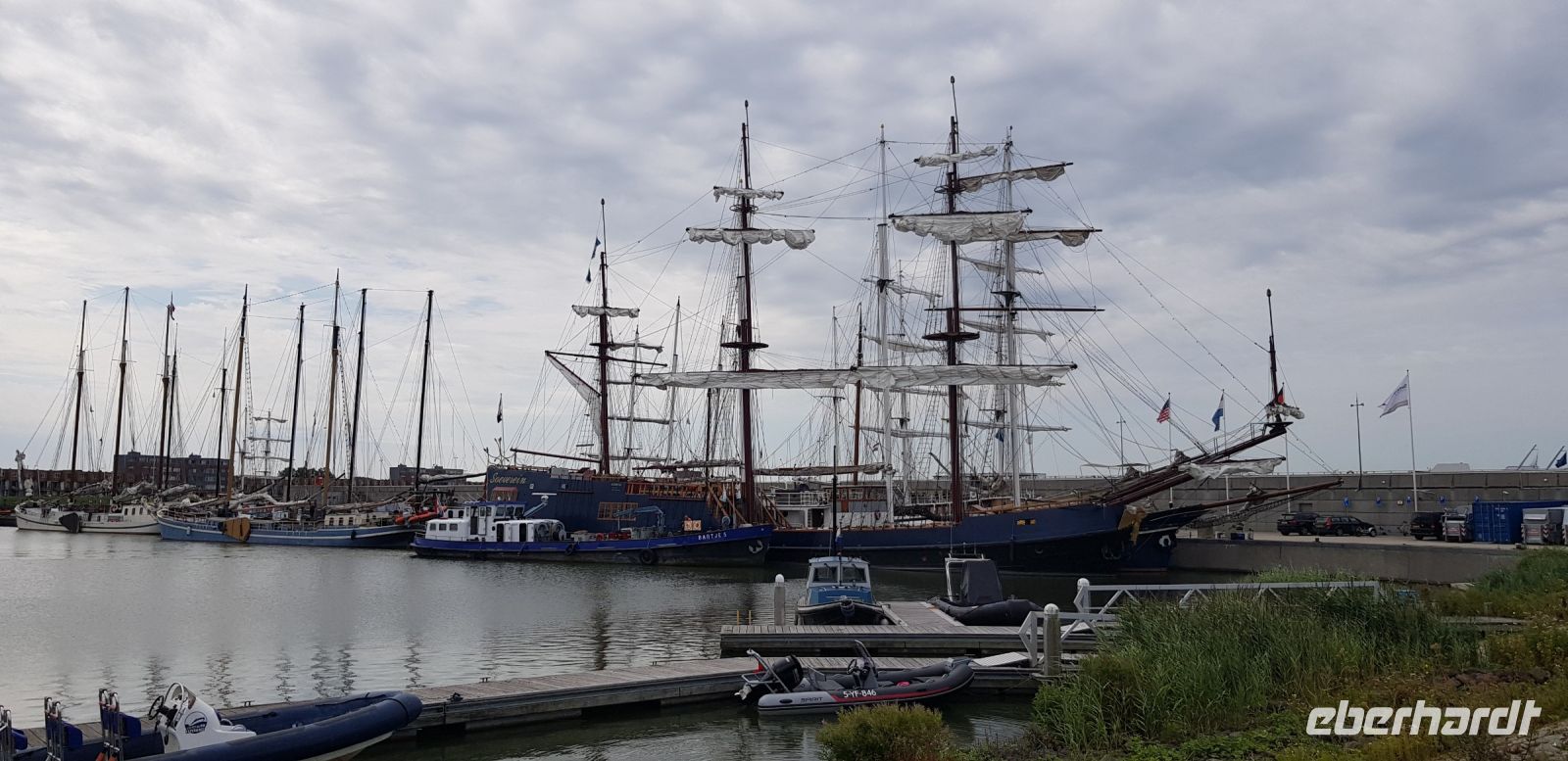 Lelystad - Segelschiffe im Hafen.jpg